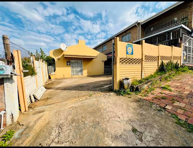 2 BEDROOM HOUSE FOR SALE IN NEWLANDS WEST